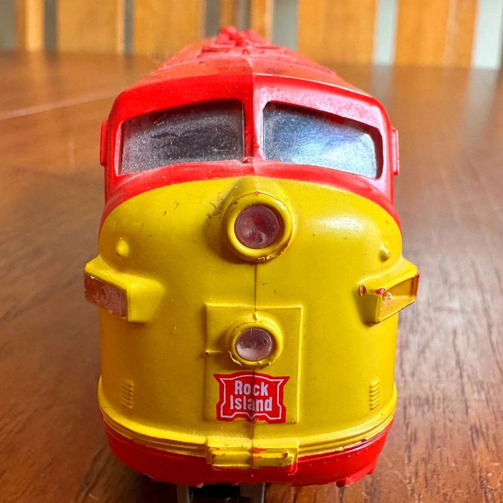 Athearn Rock Island HO Scale Diesel Locomotive Engine Red Yellow 7 Inch